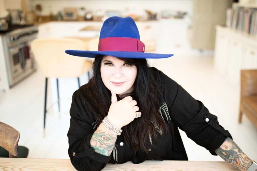 michele-knight-waite-blue-hat Belleza que ordena y oráculos que conectan